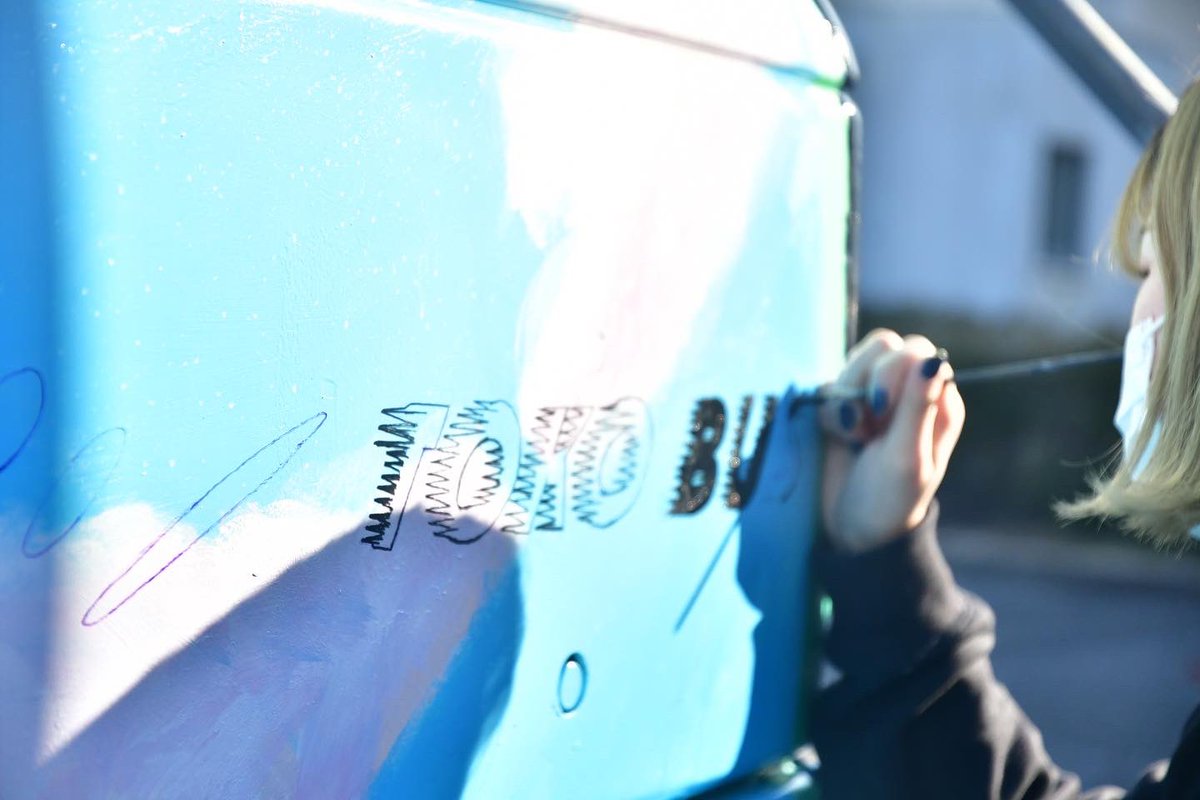 kadai_creative's tweet photo. こんばんは！KADAI CREATIVEです(^^)

ペインティング完成が近づいて参りました❗今日は待ちに待った雨を描き加え、KADAI CREATIVEと東交バスさんのロゴマークなどを書きました！😁仕上がりがとっても綺麗です✨

次の日には最終ペイントとなりそうです！時間が過ぎるのは早いものですね😢 https://t.co/kEXM86KAVU