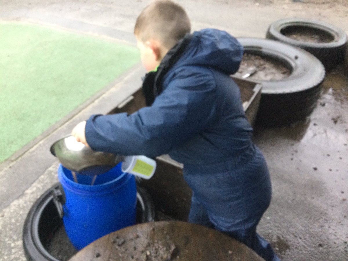 bankier_nursery's tweet image. B was gathering stones, sticks and leaves - “It’s a recipe. I’m making noodles and chips. They’ll be ready in the morning.” Fantastic imaginative play @FalkirkFroebel