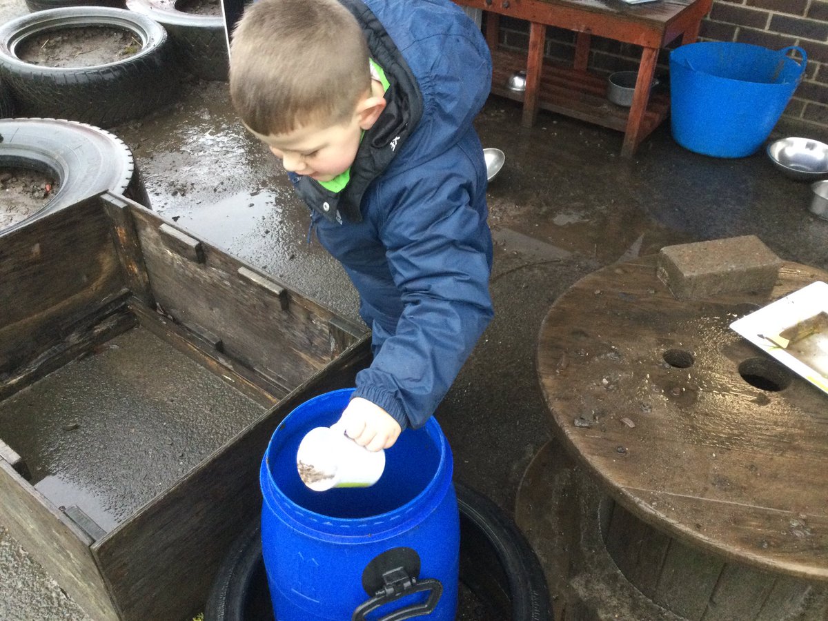 bankier_nursery's tweet image. B was gathering stones, sticks and leaves - “It’s a recipe. I’m making noodles and chips. They’ll be ready in the morning.” Fantastic imaginative play @FalkirkFroebel