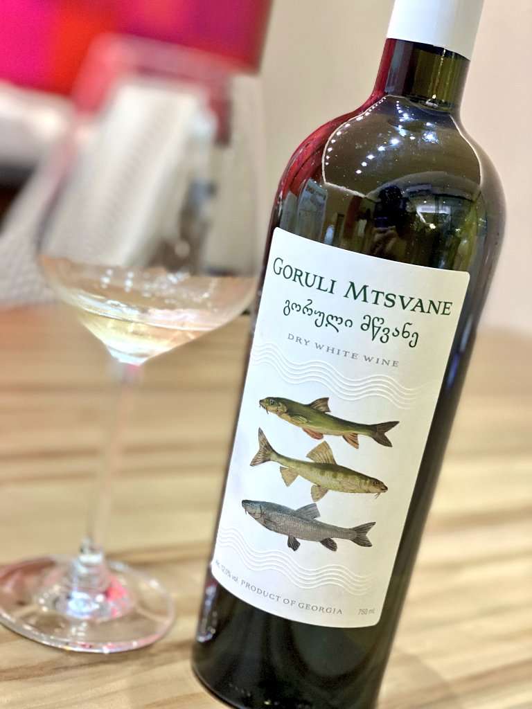 Nightcapstories's tweet photo. Having a #MtsvaneMonday situation today. 🍷 In #Georgian, the word #mtsvane very aptly means new, young &amp; green. 🇬🇪🌱 #GoruliMtsvane @Qvevri #georgianwines #Georgia #winesofgeorgia #GeorgianWine  @WinesofGeorgia https://t.co/MewKuZFCJY