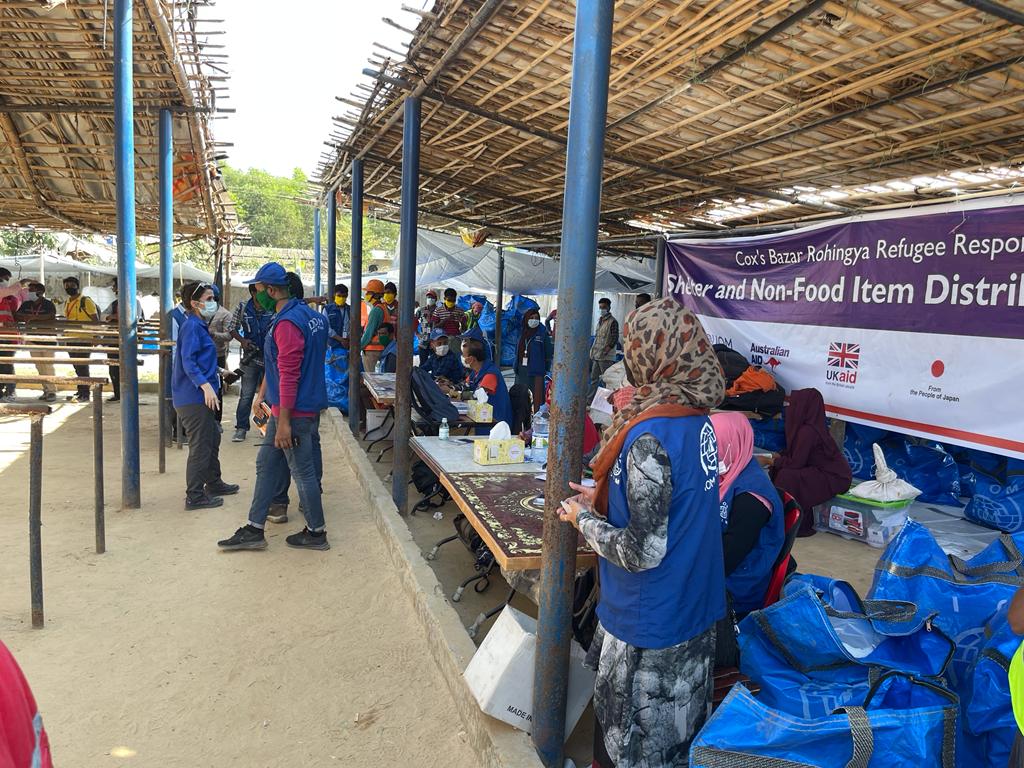 RohingyaResp's tweet photo. গতকালের আগুনে ক্ষতিগ্রস্ত একটি #রোহিঙ্গা #শরণার্থী ক্যাম্পে চাহিদা ও ক্ষয়ক্ষতির যৌথ মূল্যায়ন চলছে। 

ক্ষতিগ্রস্ত পরিবারগুলিকে নিরাপদ স্থানে স্থানান্তরিত করা হয়েছে, জরুরী সহায়তা পাচ্ছেন 🛖🍚❤️‍🩹

আগুন পরবর্তী সাড়াদান ও পুনরুদ্ধারের কাজের জন্য শরণার্থী ও🇧🇩স্বেচ্ছাসেবকদের প্রতি🙏 https://t.co/ICqm4zWWzR