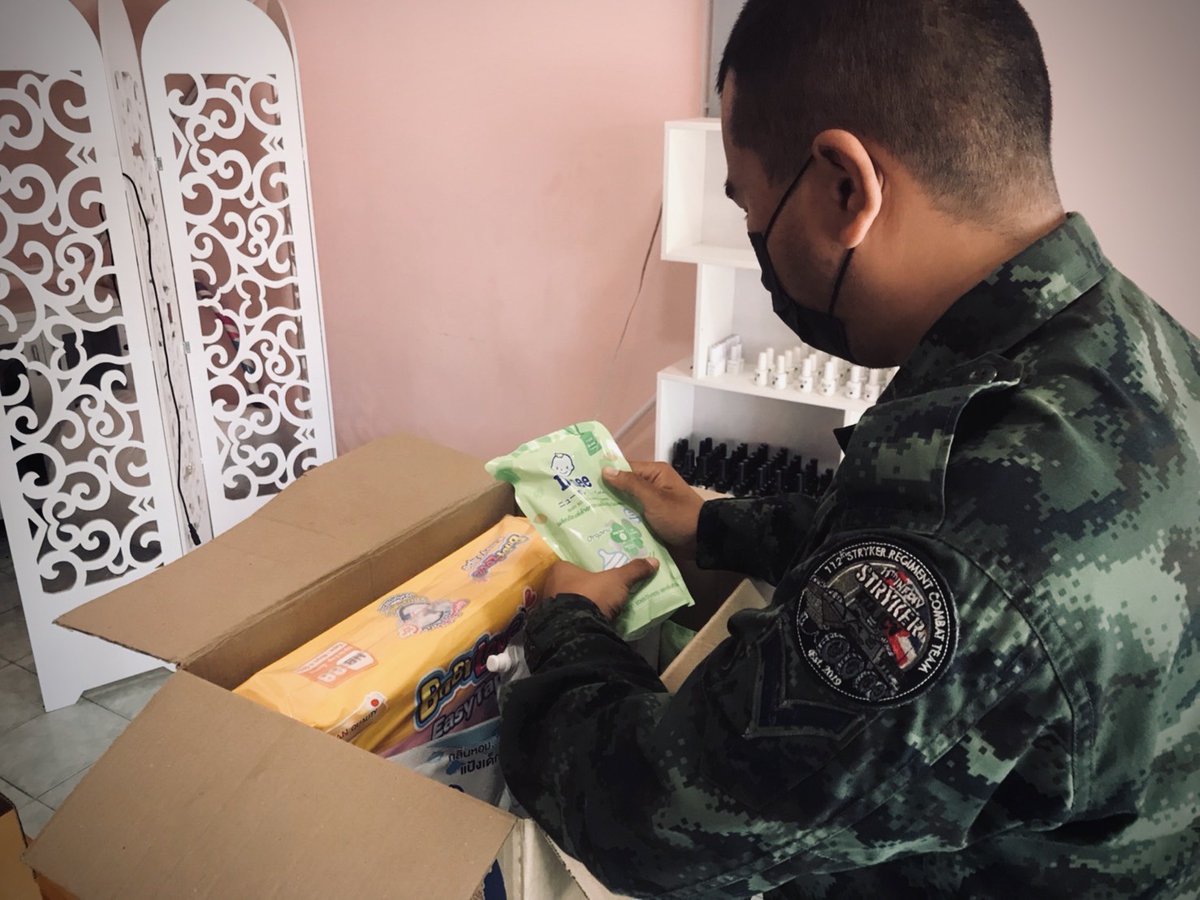 Kitsanahongsuwa's tweet image. “ ยินดีต้อนรับ​สมาชิก​ใหม่
​…เพราะเราคือครอบครัวเดียวกัน​ "
    วันที่ 10 ม.ค. 65 หน่วยฝึกทหารใหม่ ร.112 พัน.3 ได้มอบของใช้ที่จำเป็นสำหรับเด็กแรกเกิดให้แก่ พลฯ นิพล ผลประสาท สังกัด ร้อย.ยก.เบา ที่ 1 เนื่องในโอกาสภรรยาได้ให้กำเนิดบุตรสาว