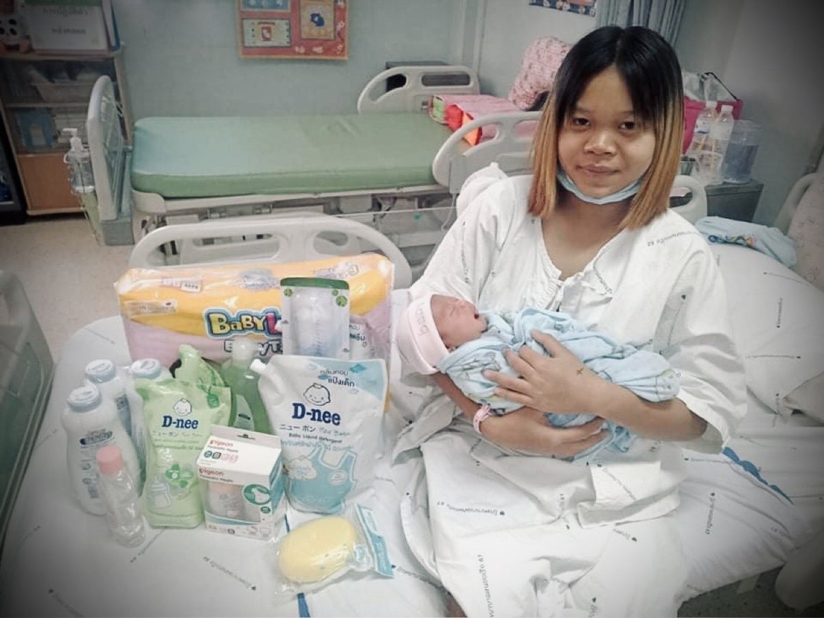 Kitsanahongsuwa's tweet image. “ ยินดีต้อนรับ​สมาชิก​ใหม่
​…เพราะเราคือครอบครัวเดียวกัน​ "
    วันที่ 10 ม.ค. 65 หน่วยฝึกทหารใหม่ ร.112 พัน.3 ได้มอบของใช้ที่จำเป็นสำหรับเด็กแรกเกิดให้แก่ พลฯ นิพล ผลประสาท สังกัด ร้อย.ยก.เบา ที่ 1 เนื่องในโอกาสภรรยาได้ให้กำเนิดบุตรสาว