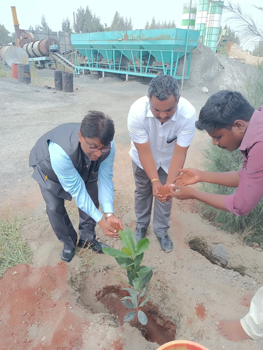 IOCLTamilnadu's tweet photo. DIBH-Coimbatore DO @IndianOilcl Meets and Greets M/s Prathein Infrastructures, Coimbatore one of our valuable customer on #IndianOilCustomersDay @PSMIOC #Cakecutting #treePlantation #CherishingTrust #CustomerRecognition @EdTamilnadu @DirMktg_iocl @ChairmanIOCL https://t.co/cfQyxQNHCC