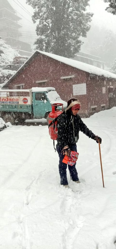 ChairmanIOCL's tweet photo. #IndianOil teams at our fuel stations and those delivering LPG are true Energy Soldiers. Treading difficult terrain, braving harsh weather, they continue to serve Indians against all odds. These gritty IOCians in Leh, Kargil &amp; Himachal Pradesh make me proud. #PehleIndianPhirOil https://t.co/CuEeBvzscQ