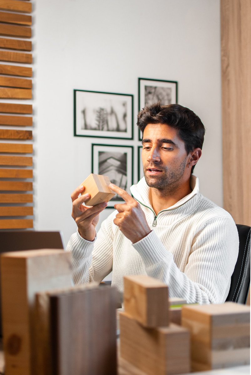 Retomamos las clases del curso de diseño y construcción con madera. Cuando adaptamos el despacho a “plató” pensábamos que sería algo temporal, pero ya vamos por la cuarta edición. El interés de los arquitectos por el correcto uso de la madera no para de crecer.