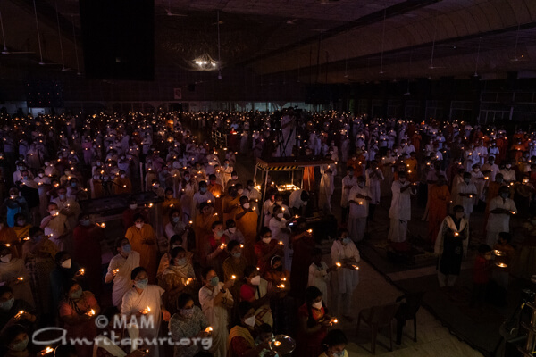 Amritanandamayi's tweet photo. If we are able to make a small space for others in our heart, we will change from being an isolated island to becoming a link in the interconnected chain of life, both internally and externally. -
#Amma https://t.co/XTPmRWXyzu