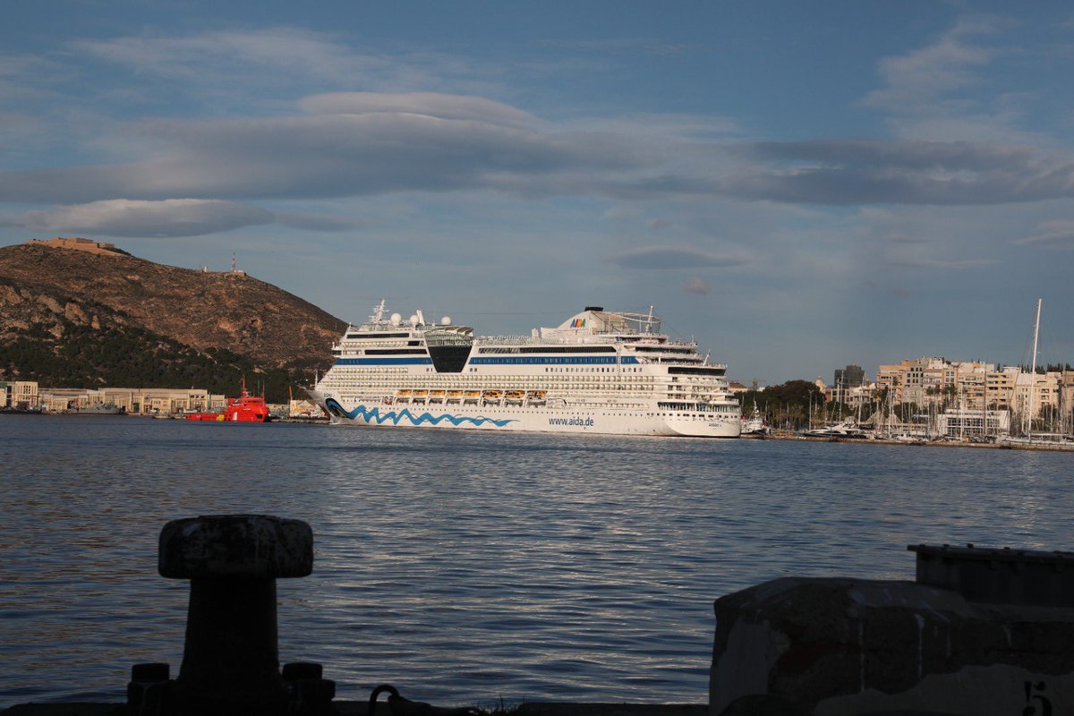 PuertodeCtg's tweet photo. Vuelve la naviera @aida_de al #PuertoDeCartagena con más de 1.440 pasajeros a bordo del 🚢 #AidaBlue
Un gran día para visitar #Cartagena, sus museos y centros de interpretación, y recorrer los rincones más bonitos de la ciudad. https://t.co/Knzd4ZKl0C
