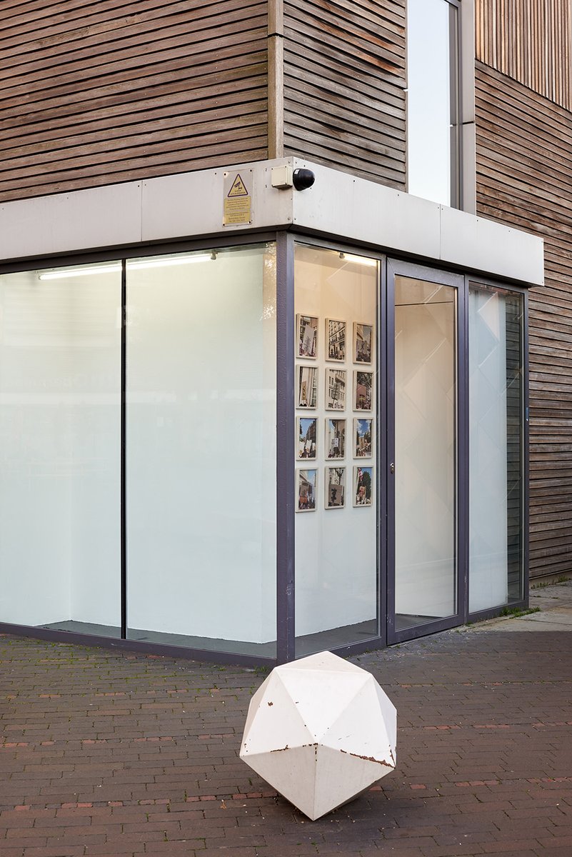 the_article_'s tweet photo. (1/2) Neuer Artikel online!
Paula Günther nähert sich dem Künstler @Tim_Etchells an, der mit "From Behind" und "For Everything" Text-Bild-Verhältnisse hinterfragt: Was macht das (un)sichtbare Bild und die verborgene Schrift mit uns?
Mehr unter https://t.co/fkMJDWyMhT #thearticle https://t.co/nObYusLFY8
