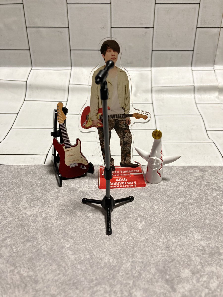 セリアのミニチュア1/12のスタンドマイクを山内さんのアクスタに置いて