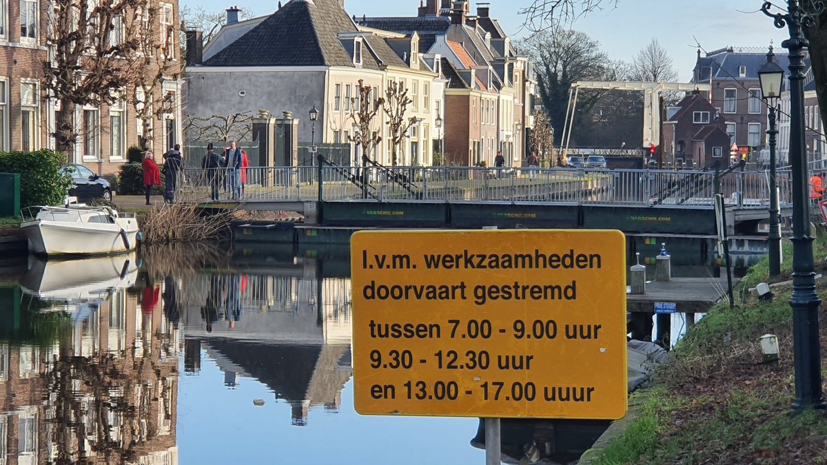 Ook tijdelijke brug in Maarssen op z'n plek. Doorvaart gestremd.