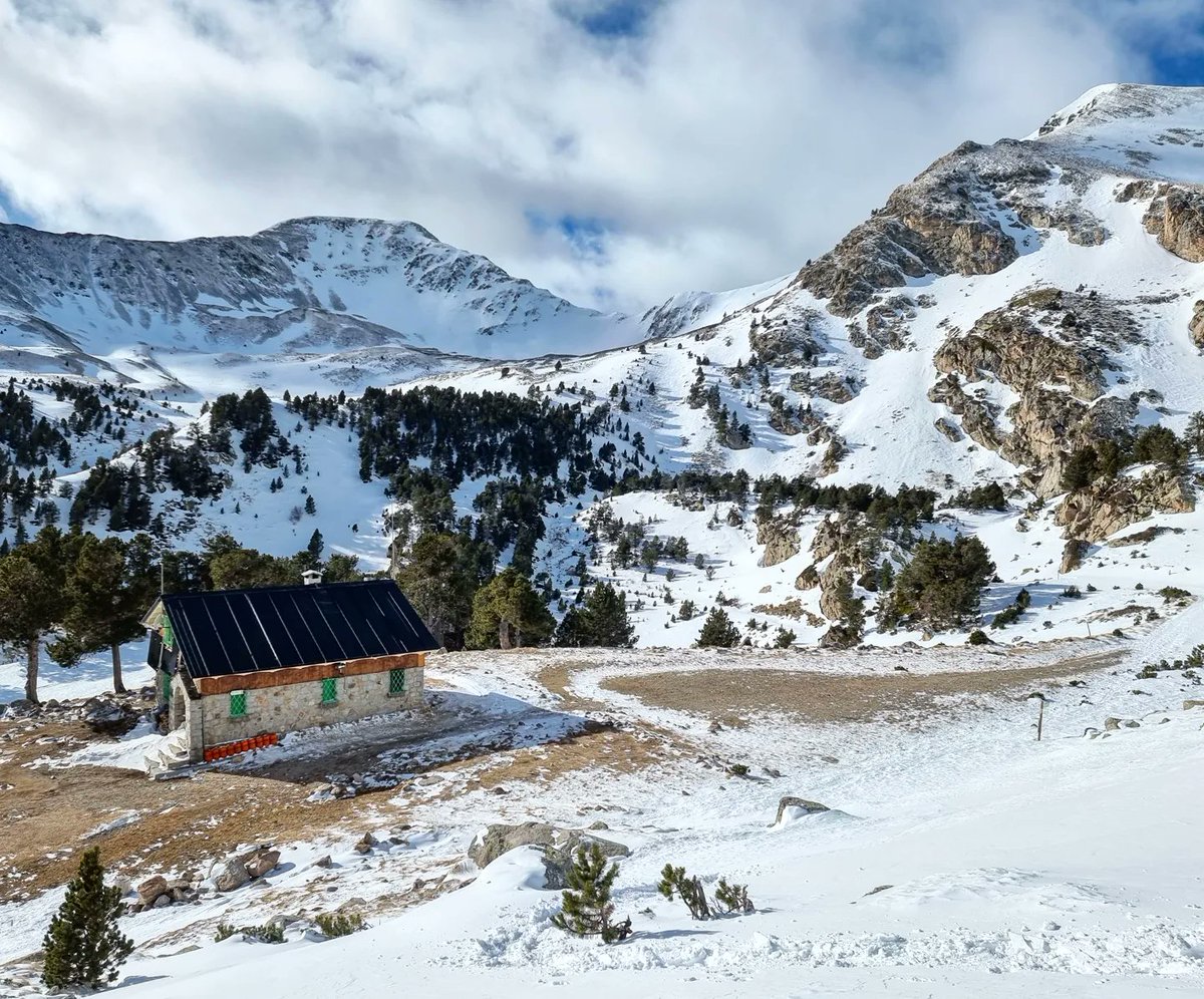 ricardrigall's tweet photo. El refugi dels Estanys de la Pera, amb el Monturull i el Pic de Perafita de fons. #picdeperafita #monturull #refugidelsestanysdelapera #estanysdelapera #arànser #aransa #llesdecerdanya #cerdanya #hiking #hivern2022 https://t.co/jofSUYptjZ