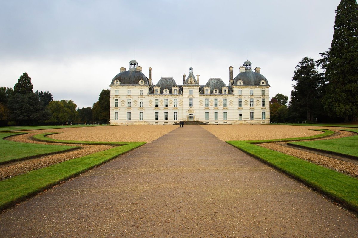 Holiday snaps.
Château de Cheverny AKA the TinTin Château
#France 
#Loire 
#ChateaudeCheverny