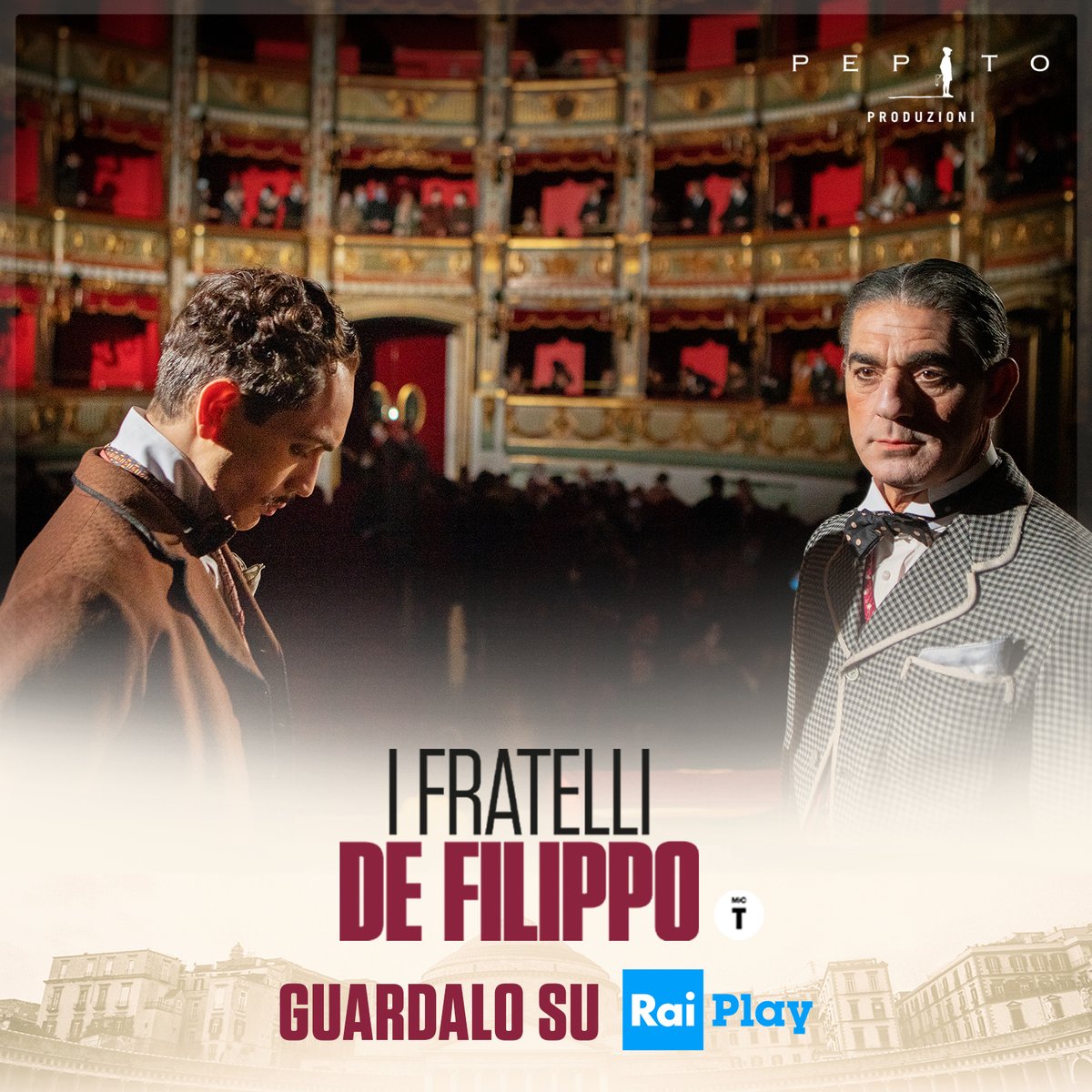 Eduardo, Titina e Peppino De Filippo hanno calcato palcoscenici per decenni, ma la storia più bella che ci hanno lasciato è quella della loro vita.
Puoi (ri)vedere #IFratelliDeFilippo di #SergioRubini su <a href="/RaiPlay/">RaiPlay</a>