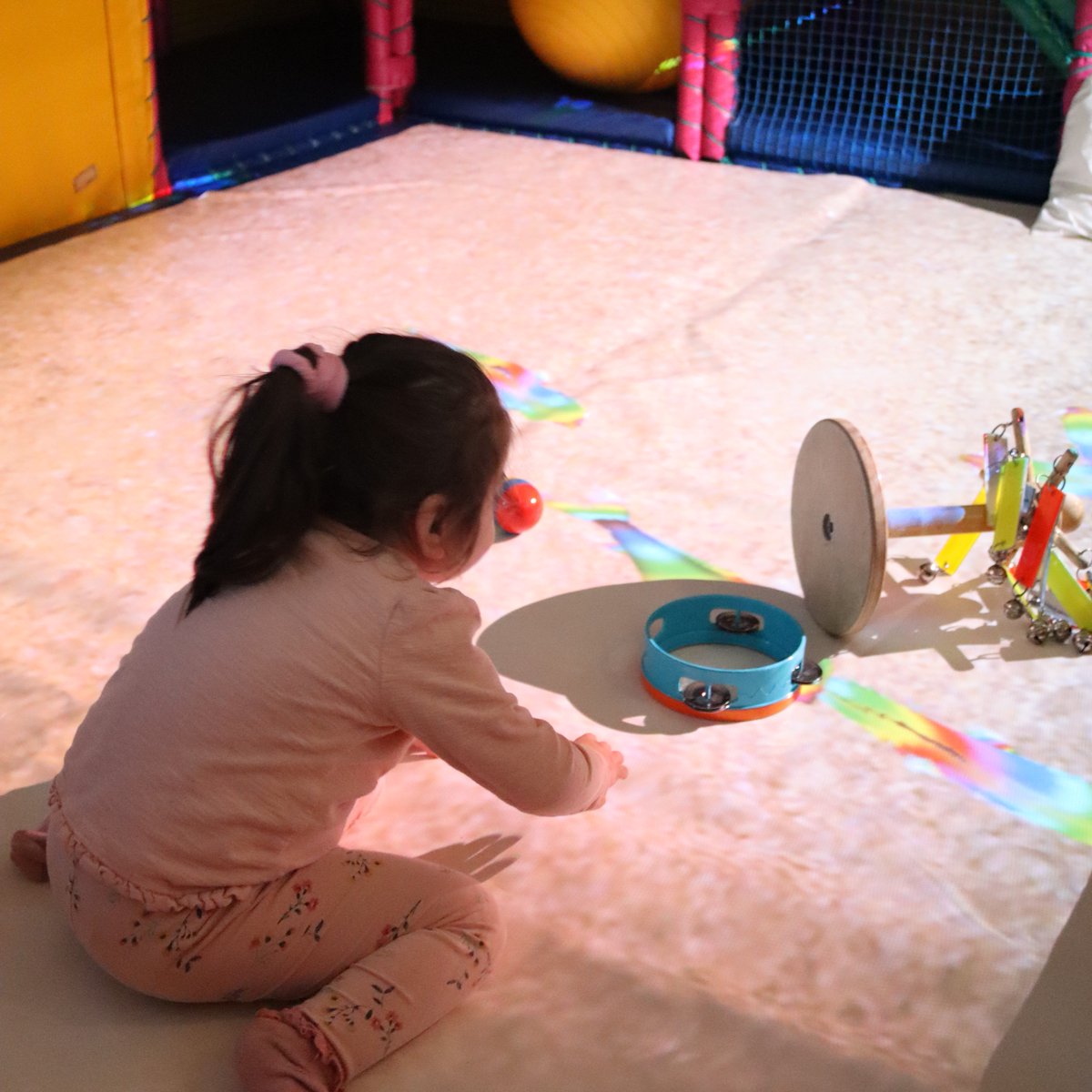 LivZoesPlace's tweet photo. Our brilliant @LifelitesOrg Magic Carpet is loved by our babies!💛

It projects moving images onto the floor, that our babies can play and interact with, like one of our favourites - the rainbow fish! The multi-sensory experience can help to stimulate or relax them🤩

#zoesheros https://t.co/ByZnXEpHYB