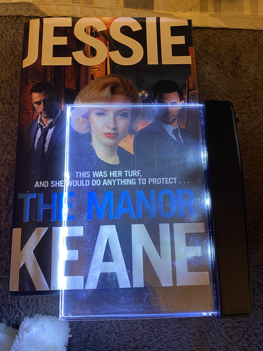 Stephan63772037's tweet image. Tidying up a drawer I came across this light panel. I completely forgot my niece treated me to this because she knows if I’m not busy I’ll be busy reading 📖. I’m going to give it a try tonight #wishmeluck #booklight #lightpanel #BookTwitter