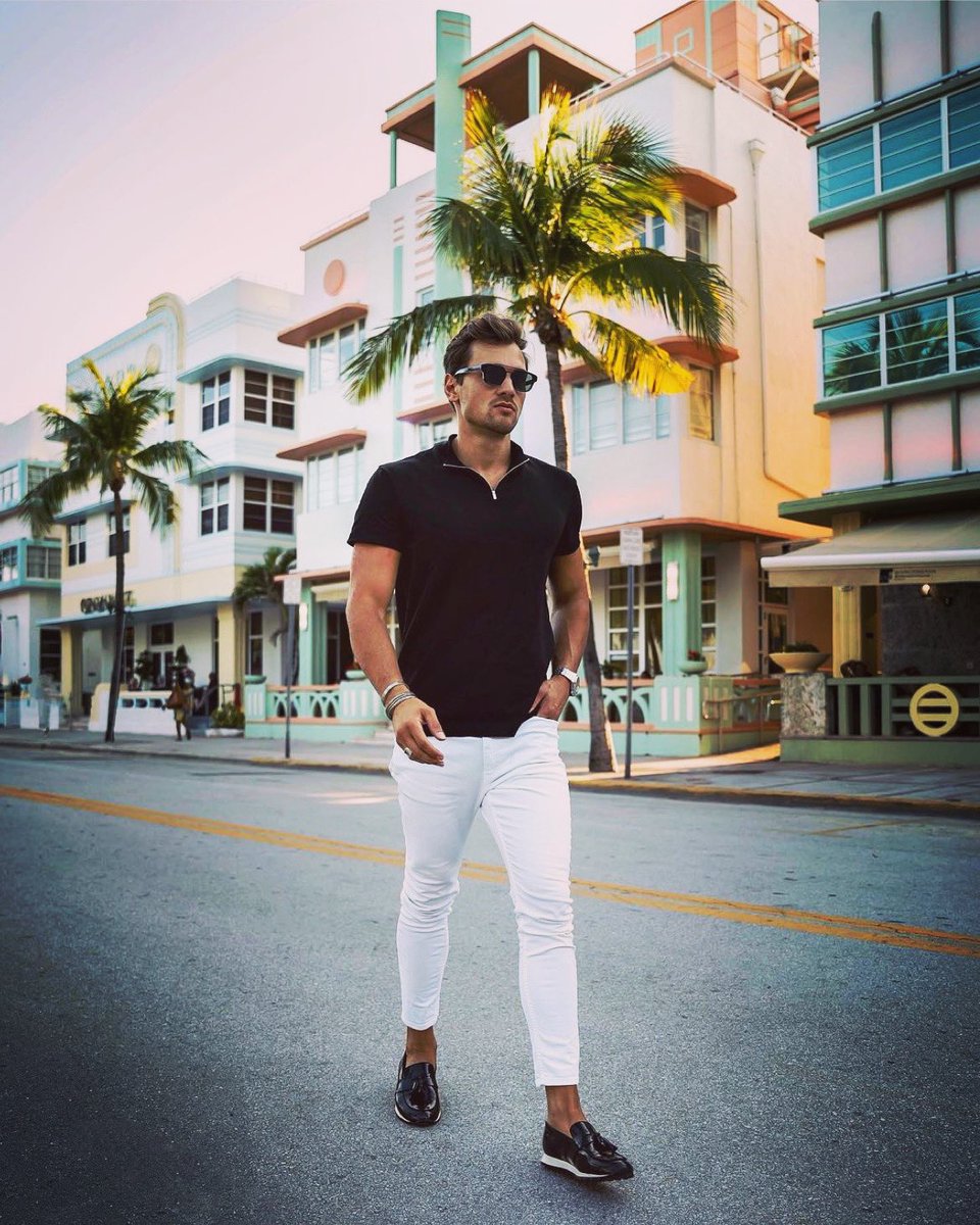 The beautiful results of combining #fashion and the #artdeco buildings of 💚 #oceandrive 
.
.
<a href="/Pelican_Hotel/">Pelican Hotel</a> 
#aroundthepelican

Repost from @jf_maier
•
____________
#oceandrive #miami
#fashion #style