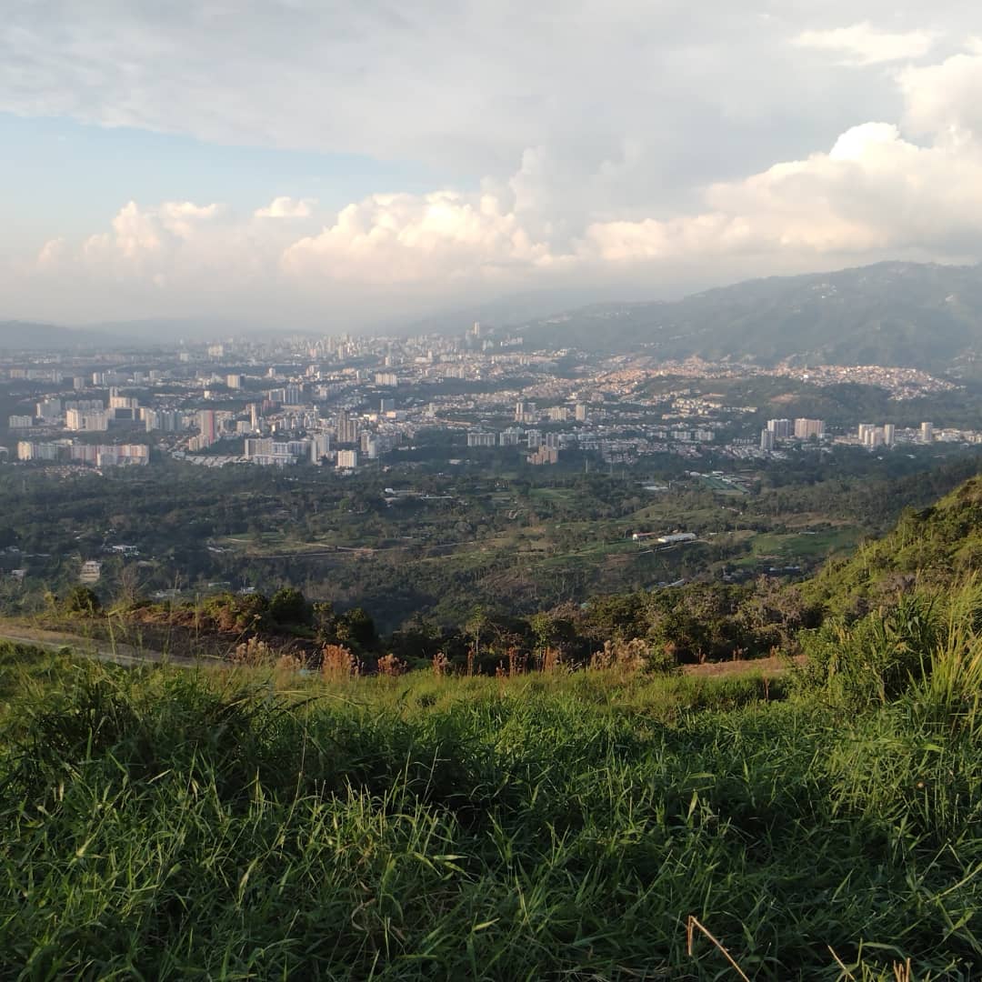 edgar_espinel's tweet photo. Conociendo el parque para hacer ganas y poder lanzarse la próxima vez.. #parapente #Ruitoque. Parque Internacional del Parapente Ruitoque Floridablanca Santander Colombia .. https://t.co/8sOKFTOIK7