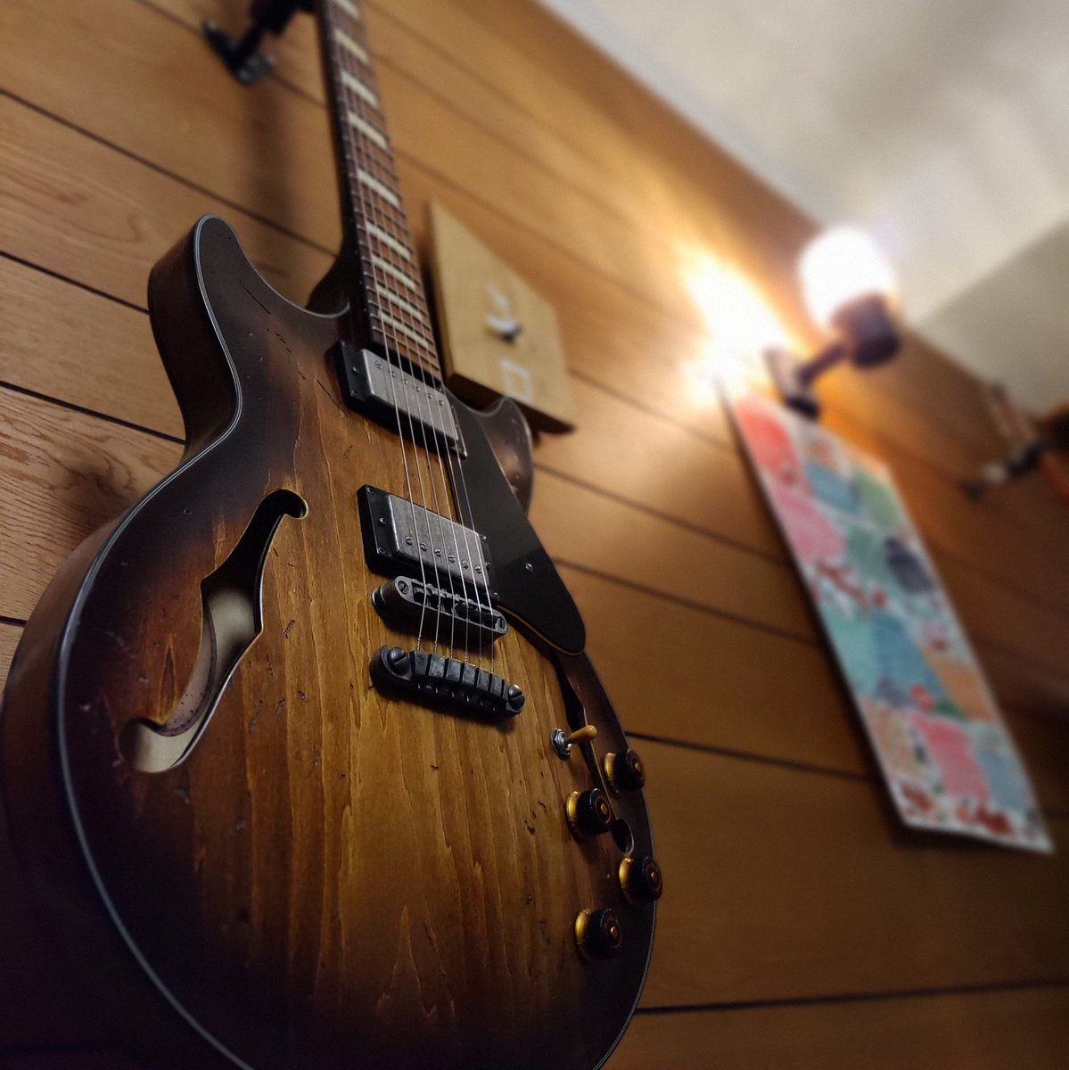 gawa's tweet photo. 昨年はギター1本売って2.5本買った(全部メルカリ)
カワイイ奴が0.5本分ね。(3弦なのです)
#guitars #Ibanez #semiacoustic #loog #3strings https://t.co/eWebLfznEb