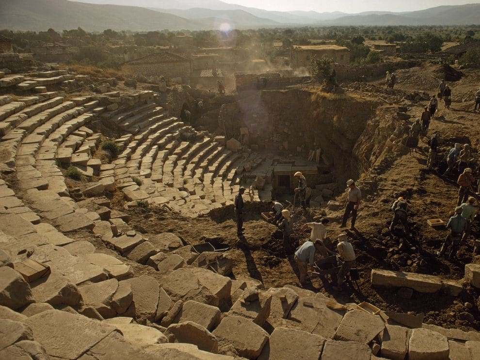 A priceless moment when the Roman Theatre of #Aphrodisias began to be unearthed by the direction of Turkish archaeologist Prof. #KenanTevfikErim from #NewYorkUniversity. Fascinating moment immortalized by American #NationalGeographic photographer #BatesLittlehales, 1966.📸