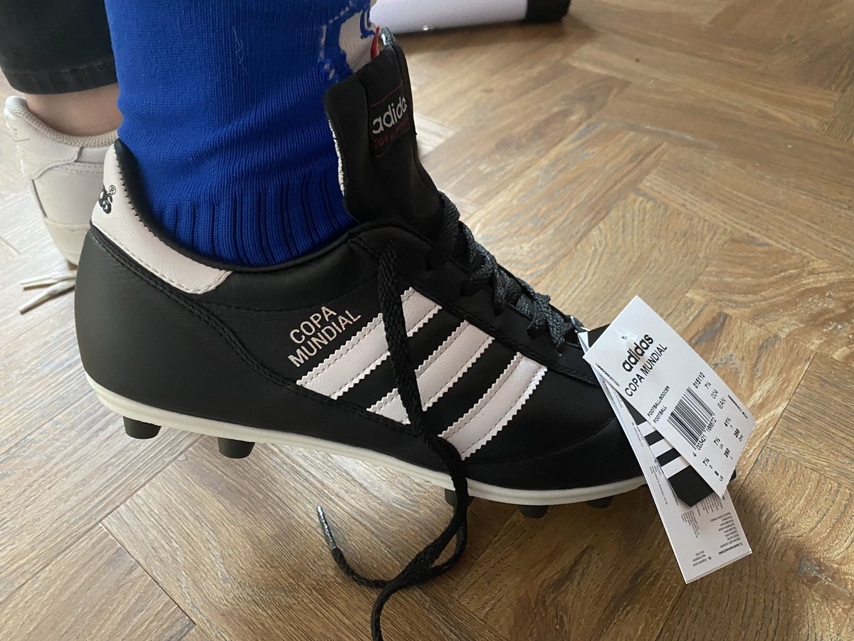 Mijn zoon (13) mocht nieuwe voetbalschoenen kiezen, helemaal zelf, en hij koos deze.

Opvoeding geslaagd toch wel.
