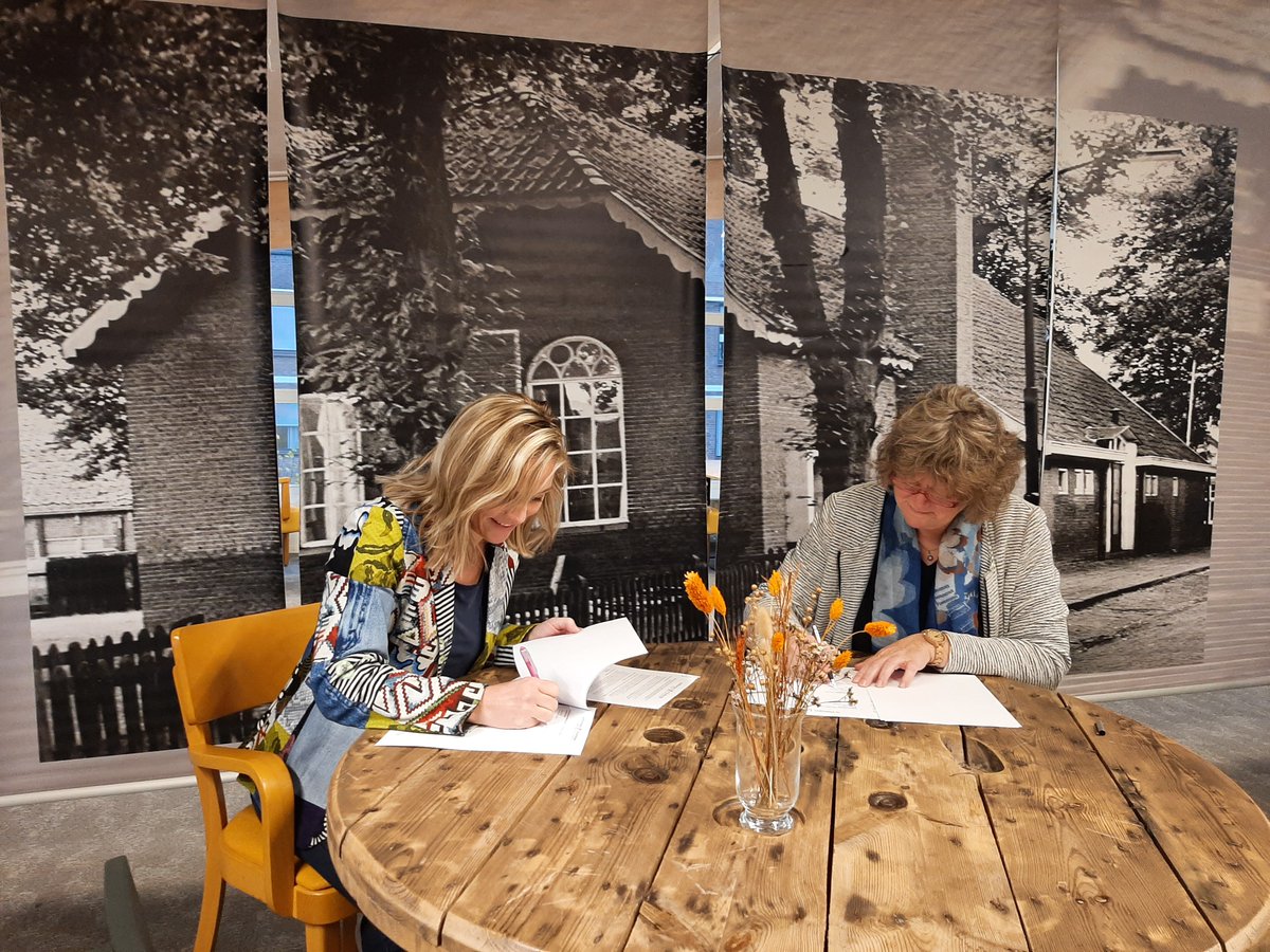 FacetEmmen's tweet image. De krachten van Bibliotheek Emmen en @DeKunstbeweging zijn gebundeld in één organisatie!  
Samen zullen we nog beter in staat zijn in te spelen op de lokale vragen en behoeftes voor de inwoners van de @GemeenteEmmen. 

Ga voor meer informatie naar 👉bit.ly/Samenverder