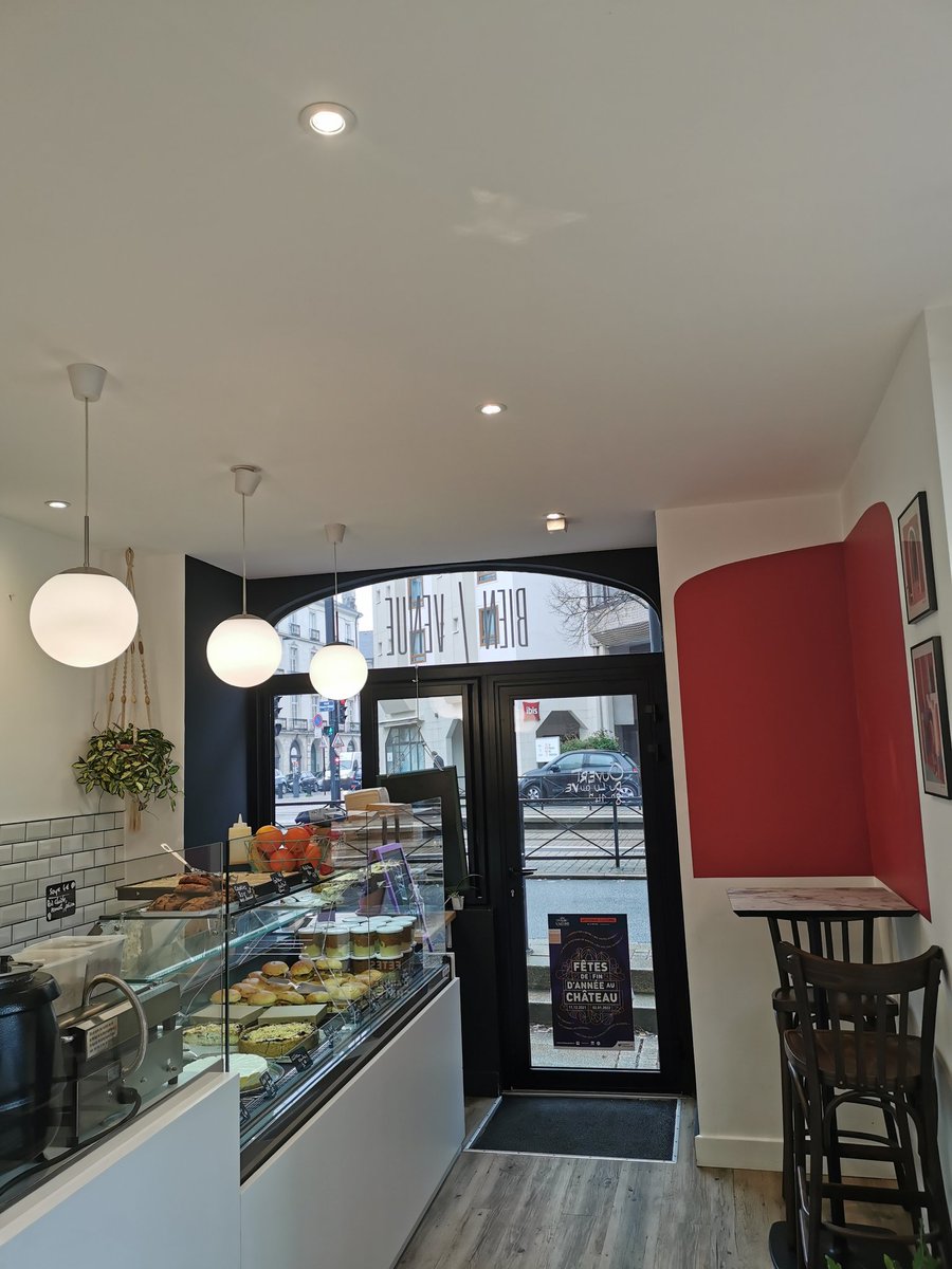 Benj4mingraton's tweet photo. 12h15, normalement il y a la queue chez nous à cette heure ci ! Merci @JeanCASTEX, @EmmanuelMacron  le télétravail, l'isolement et toutes ces joyeusetées ! Perte d'au moins 40% de clientèle aujourd'hui lundi notre plus grosse journée de la semaine ! https://t.co/IperJLOMsU