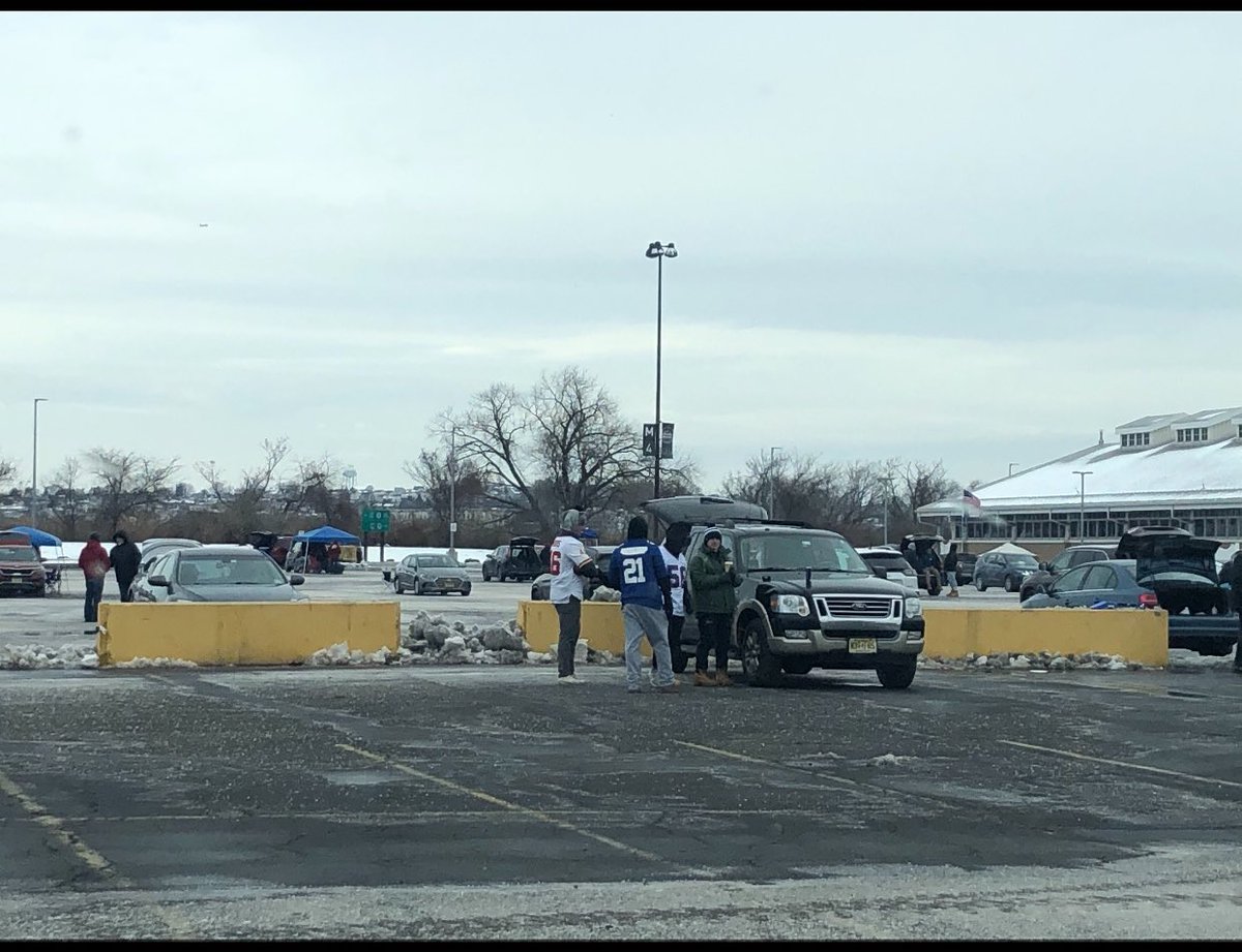BukMarleyNY's tweet photo. On a normal Sunday if your not there by 10-1030 you can’t get a spot in this lot. This was the scene yesterday because of the product your selling mara Something MUST change the giants are the laughing stock of the #nfl #giants #FireJudge #FireGettleman https://t.co/3YfDvtAJrP
