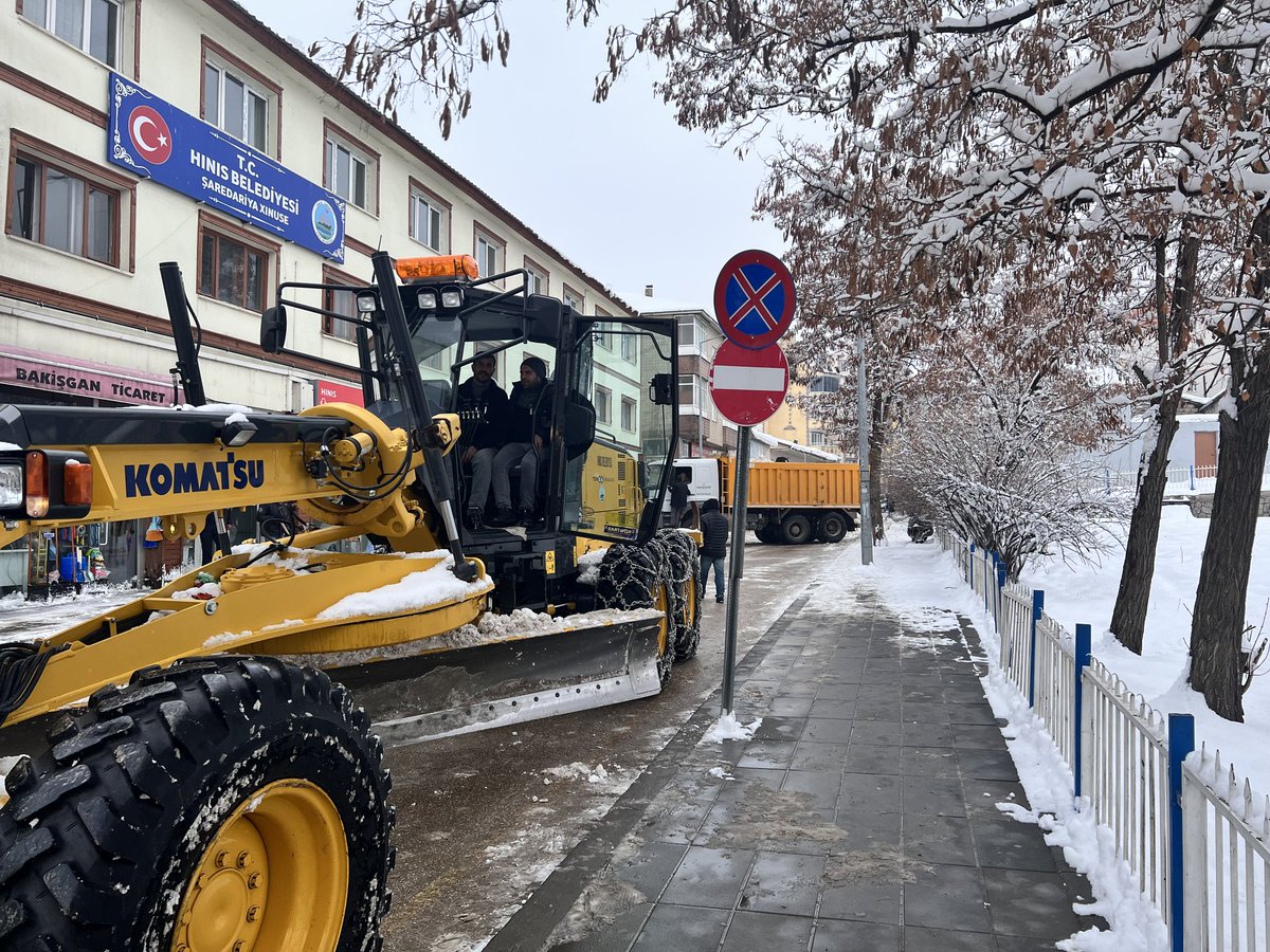 erdoganeren25's tweet photo. Kar yağışının başlamasının ardından ilçe merkezimizdeki temizleme çalışmalarına sabahın erken saatlerinde ekiplerimiz tarafından başlandı vatandaşlarımızı mağdur etmemek için çalışmalarımız mesai mefhumu gözetmeksizin devam edecektir. #HINIS #ERZURUM https://t.co/PclQE0oIpP