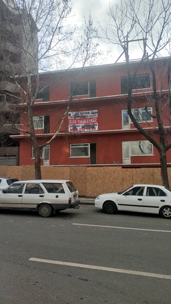 Tunus caddesinin bu güzel apartmanı Çankaya ve büyükşehir Belediyesi'nin #YıkYapBelecdiyeciliği politikası kurbanı olarak yıkılıyor.

Üzgünüz😢