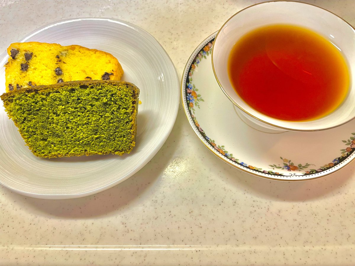 boningendiary's tweet photo. 黒い #抹茶チョコケーキ ですが、中はキレイな #お抹茶 の色でひと安心🍀
#チョコチップケーキ と #WEDGWOOD の #picnic という #紅茶 と一緒にいただきました☕️✨
#homemade
#poundcakes
#greenteacake
#chocochipcake
#homemadecakes
#おうちカフェ
#パウンドケーキ
#お菓子作り好きさんと繋がりたい https://t.co/v7yCZiKhJB