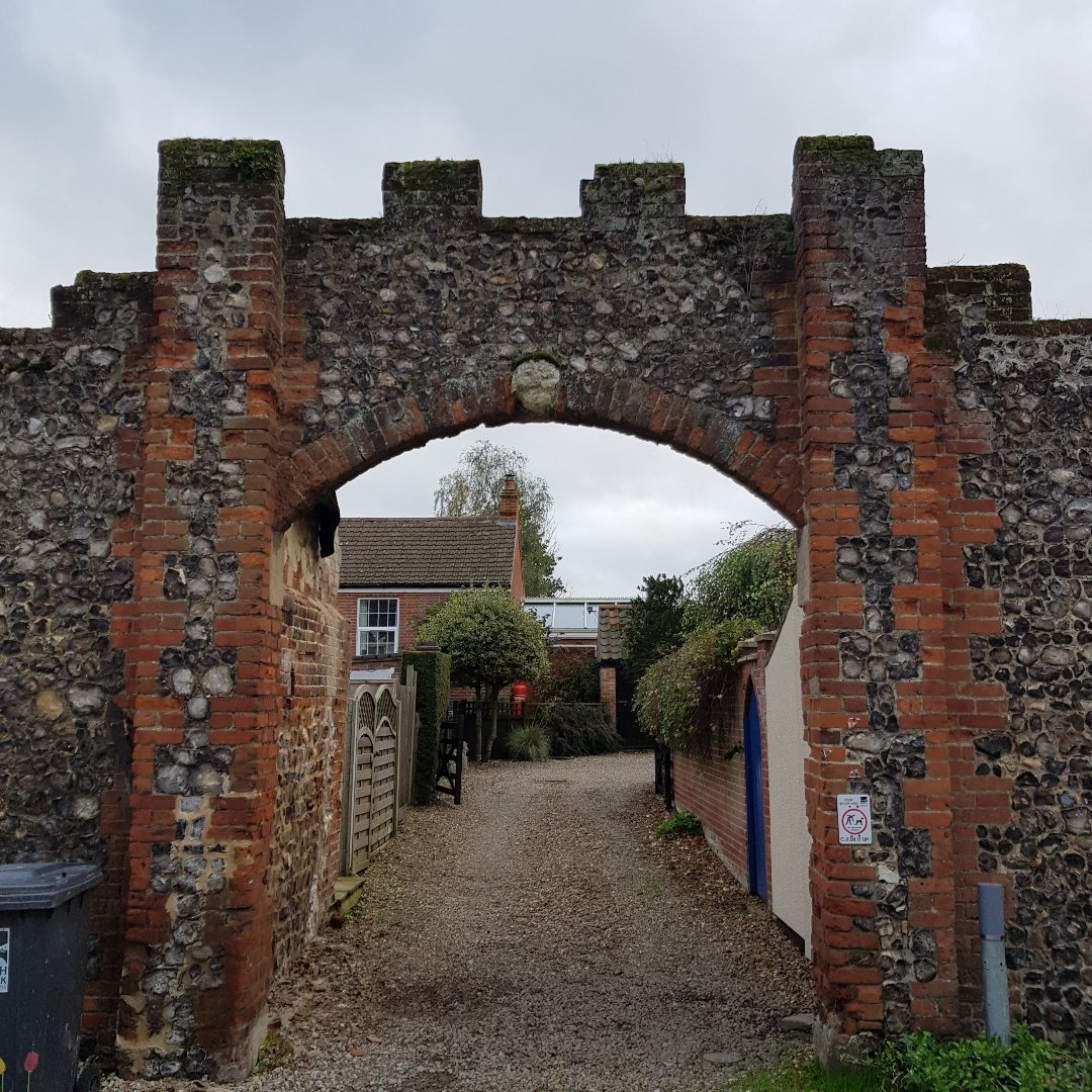 Heritage_Help's tweet photo. In the back streets of #Neatishead, North Norfolk, this overly grand & incongruous entrance & boundary wall to a group of modern buildings was probably the gateway of a stable block serving Old Beeston Hall c.1780 with a reused medieval head stop for a keystone #HeritageAdvisory https://t.co/ups8mZRvKw