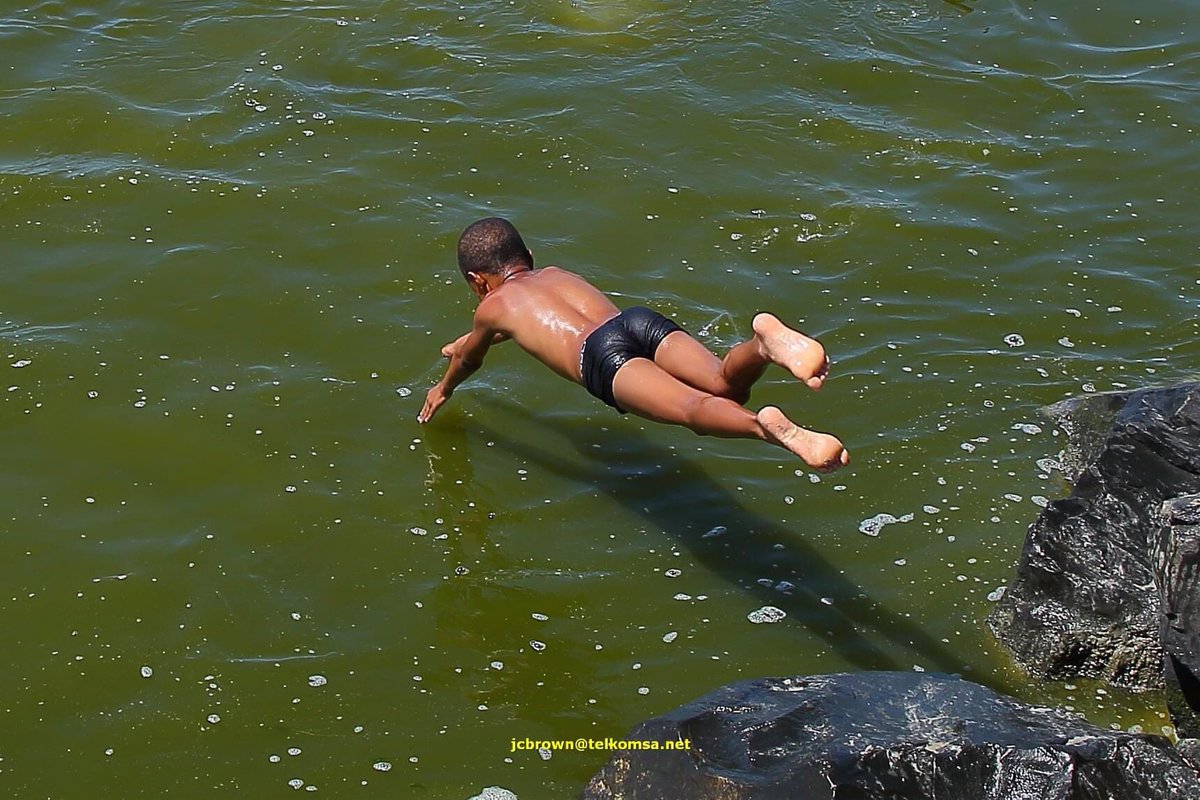 mandijarman's tweet photo. @BronwynCraul @CityofCT @alanwinde @Our_DA @geordinhl Photo : Chris Brown…so scary… we should be able to swim in the lagoon safely… interesting to see how many were ill the next day… forget COVID .. E. coli is more of a threat !!! https://t.co/Jlpzha8e9c