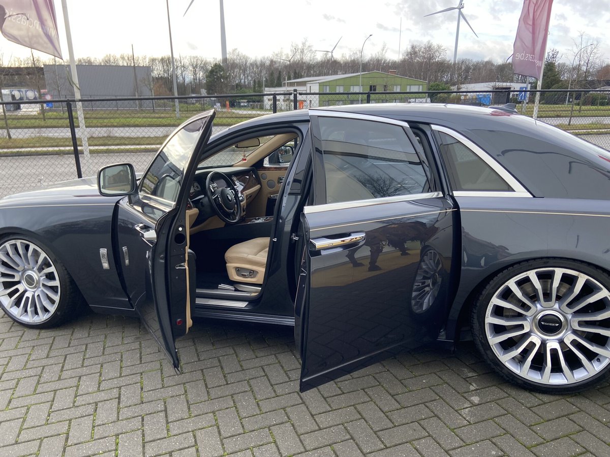 Motorcee_Auto's tweet photo. A stunning Rolls Royce Ghost....

With 571 bhp and the 2 tone blue and grey bonnet, this car is an eyecatcher, if you can keep up with it of course.

Visit https://t.co/brmdW8FsCa

#Motorcee #LMClassicCars #RollsRoyce #Ghost #PrestigeCars #SupercarPerformance #EyeCatching https://t.co/5wCEuqvkgG