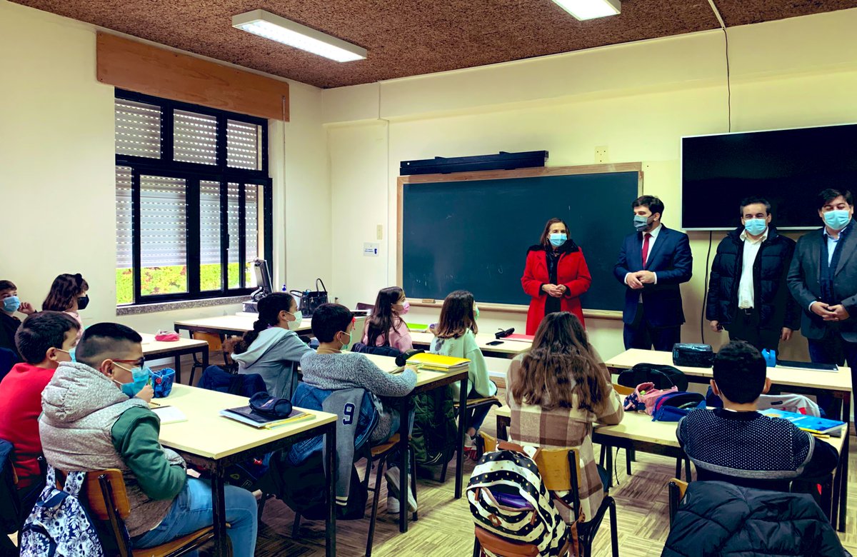 Educacao_PT's tweet photo. ME assinala a reabertura das atividades letivas presenciais na EBS de Idães #Felgueiras.  Um visita simbólica a este AE, o 1.º a fechar portas por causa da pandemia, em 2020. Um exemplo da resiliência e superação que acontece nas comunidades educativas, de norte a sul do país. https://t.co/iccjcvKV0E
