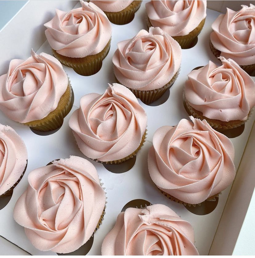 xAnnaRobertsonx's tweet photo. Little bit of self promo…💁🏼‍♀️
(All likes and shares are appreciated✨)

I am an Edinburgh based self taught baker who specialises in cupcake bouquets, cupcakes, cakes and more!

My 2022 diary is now open, for more information check out my Instagram: annas_cakes_ 💘 https://t.co/1HyJnwPb6o