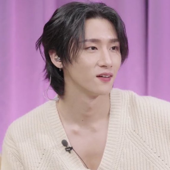 imckworld's tweet image. Changkyun Univ3rse 💜 #아이엠 

🐺: Should I wear glasses? (at Midnight Idol) 

🐺: 1 wear, 2 not wear.

🐺: Oh my…

🐺: I’ll wear them and then take them off.