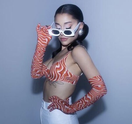 arianagrandebr's tweet photo. go little rockstar https://t.co/85vBBlvMJa