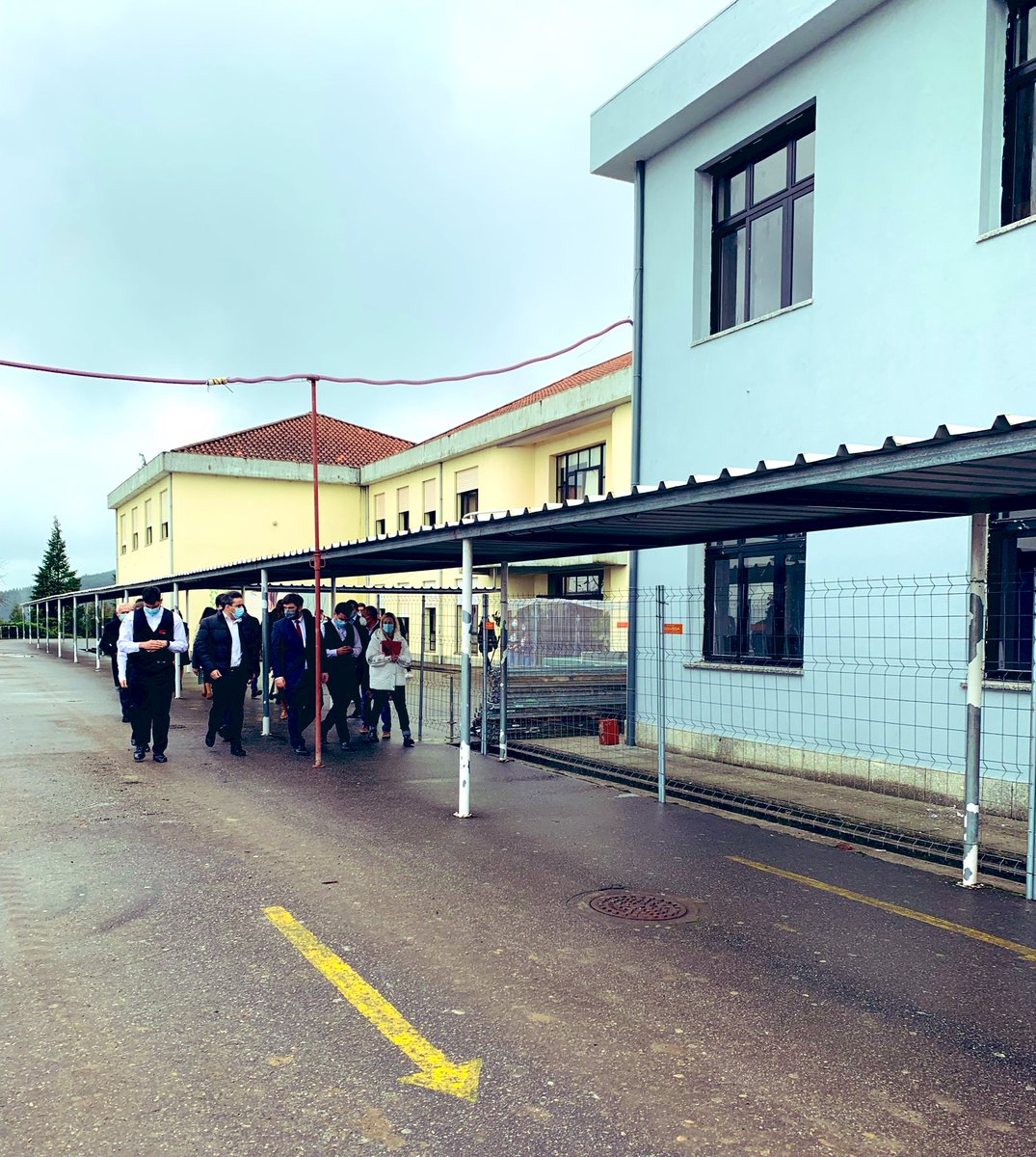 Neste dia arranca a testagem aos profissionais das escolas. Mais de 200 mil docentes e não docentes serão testados por todo o país. O ME assistiu ao processo nesta escola em Idães, que está a ser requalificada, ao abrigo dos acordos de colaboração celebrados no âmbito do PT2020.