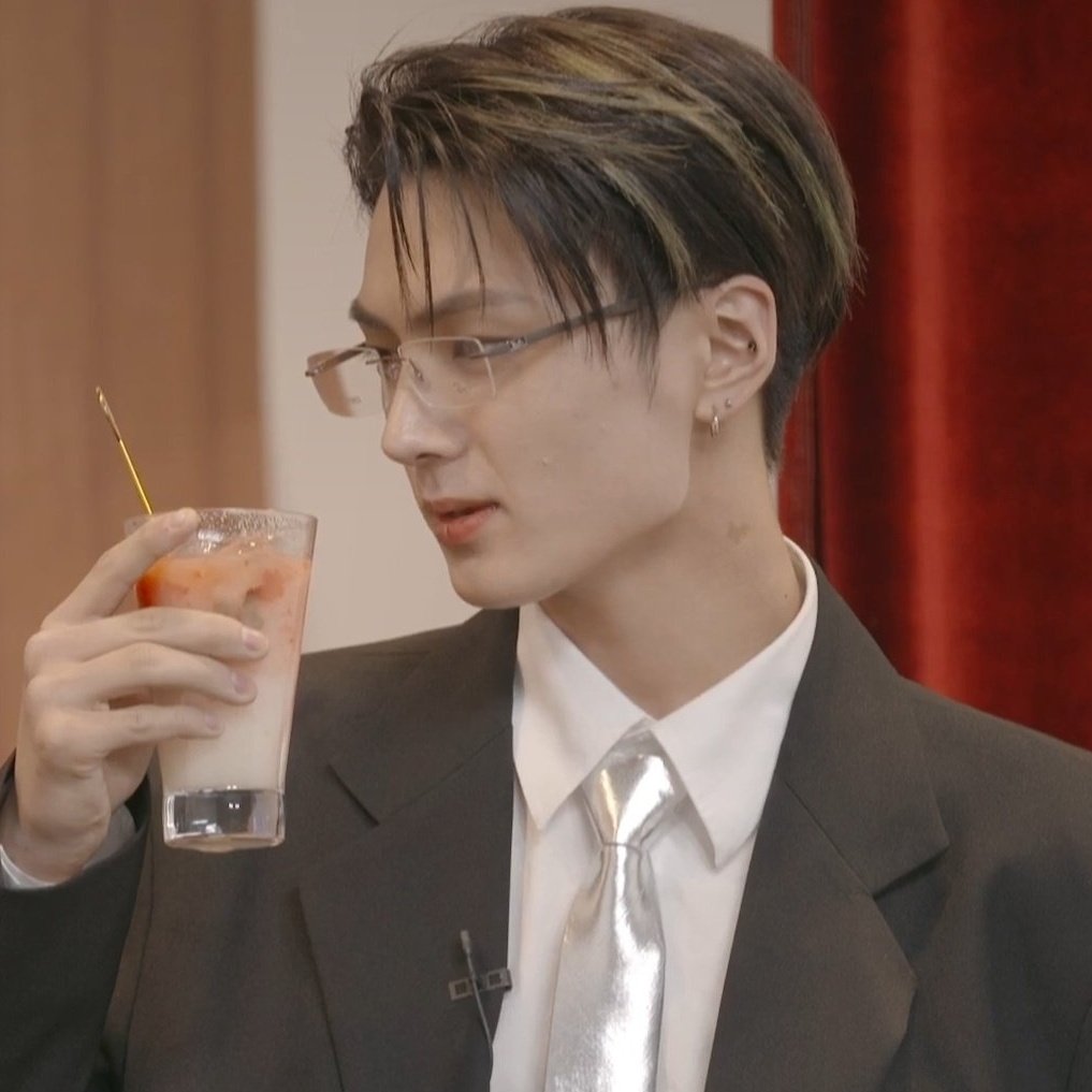 02EBOYS's tweet photo. his jawline 😵 https://t.co/cNpPoaMkyX