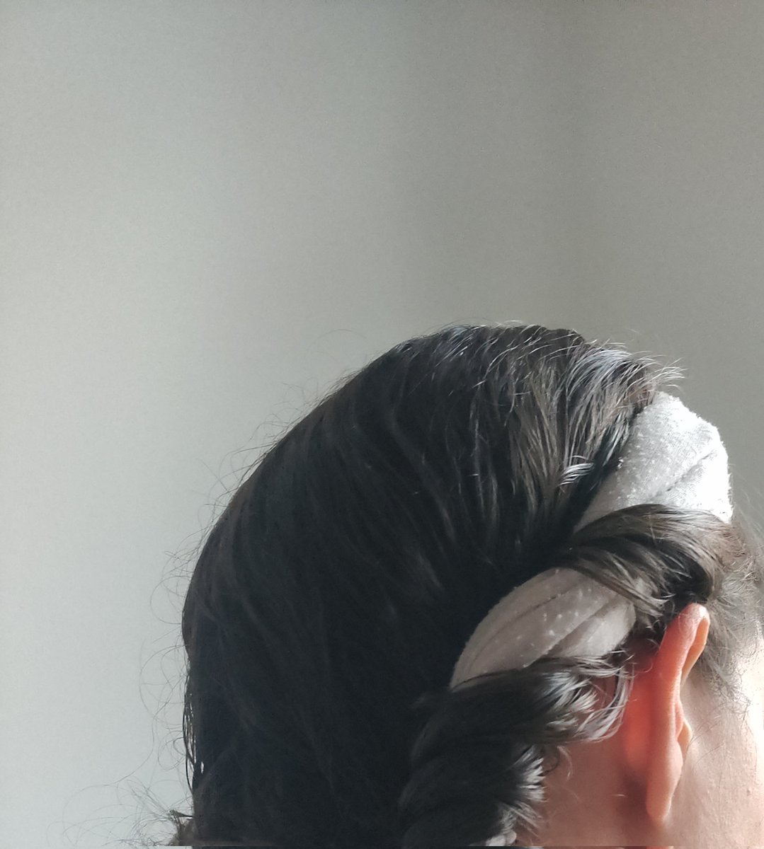 RovaTazo's tweet photo. COVID J4 : ne tenant plus de cette mini cure de sébum je me suis lavée les cheveux et suis actuellement en train de tester la méthode des boucles sans chaleur #onsoccupe https://t.co/h0ebDbHj3U