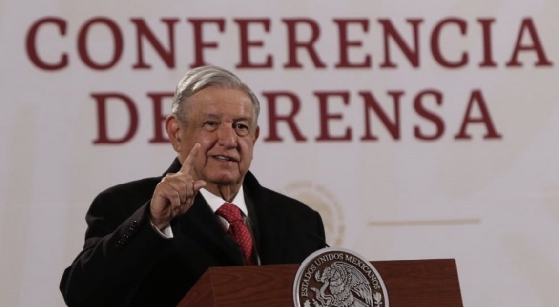 CarlosLoret's tweet photo. “Amanecí un poco ronco,  pero yo creo que es gripa, me voy a hacer la prueba mas adelante” @lopezobrador_  en su conferencia de hoy. https://t.co/xBQF34ePs6