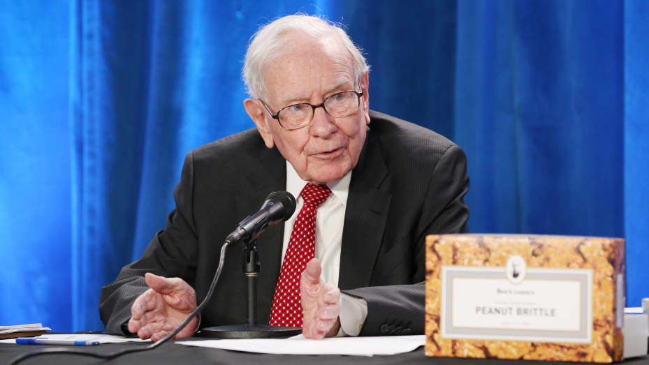 sputnik_TR's tweet photo. Serveti 100 milyar doları aşan Warren Buffett'ın para biriktirmek isteyenlere öğüt niteliğindeki 9 alışkanlığı:

🔶1958'de satın aldığı evde yaşıyor
🔶Kredi çekmeyi tercih etmiyor
🔶Kahvaltısı için 3.17 dolardan fazlasını harcamıyor
https://t.co/w3pqR1vewL https://t.co/NDZWqRCzWI