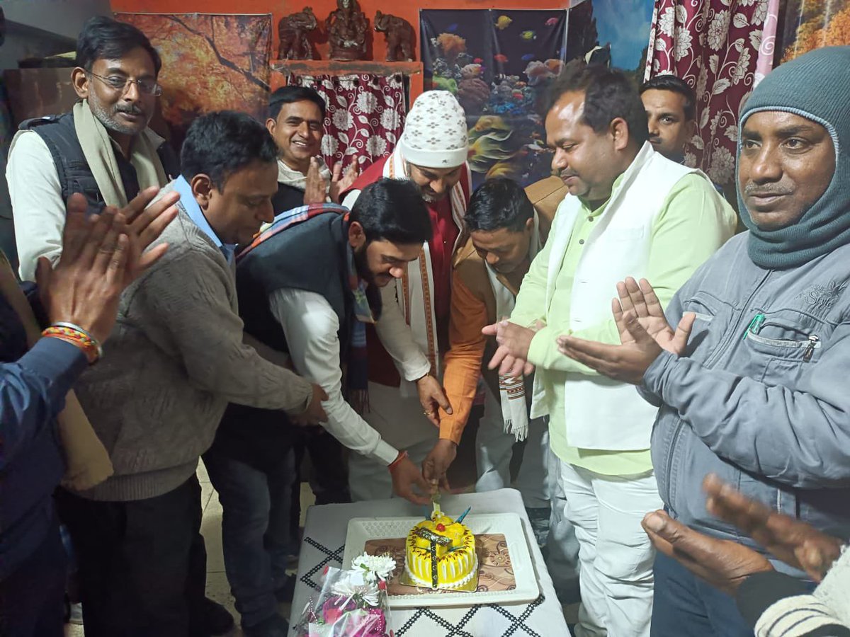 upendratiwari_'s tweet photo. आज मेरे जन्मदिन के अवसर पर चितबड़ागाँव में कार्यकर्ताओं ने स्नेहिल शुभकामनाएं दी । https://t.co/Hw3SA6iSCC