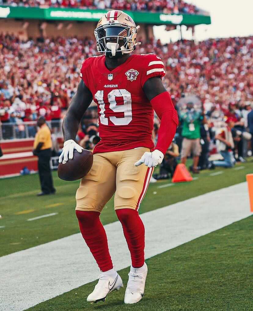 PFF's tweet photo. Deebo Samuel this season: 

⭐️ 5th in receiving yards (1,405)

⭐️ 6 rushing TDs of 10+ yards (T-1st in NFL) 

⭐️ Leads NFL in yards per reception (18.3) https://t.co/jxUEHevbjx