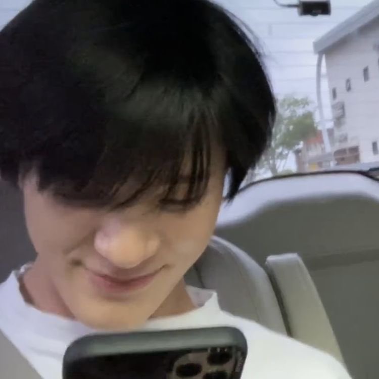 ม้อบเเม้บ ลี tweet media