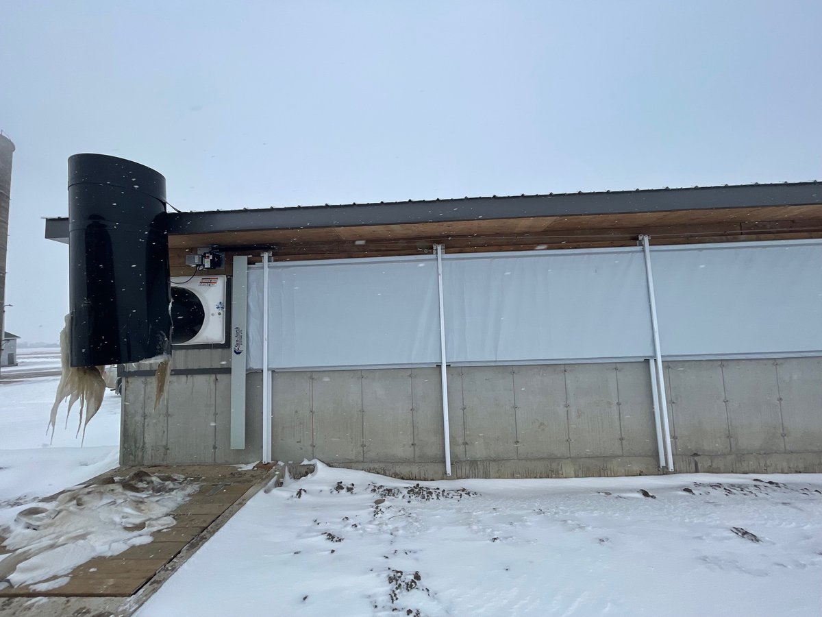 SunNorthSystems's tweet photo. This Altra-Seal Panel install is keeping the chill out of this 1800 head hog finishing barn in Southern Ontario! @schoondbros #OntAg #CdnAg #hog #hogbarn #hogfinishing #barnventilation #morethanjustcurtains #sunnorth https://t.co/tQ56z6pMLI