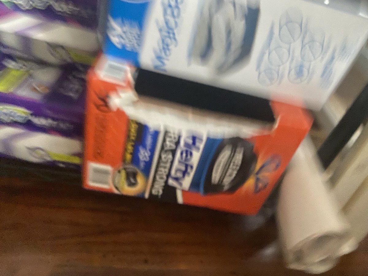 CourtneeRakel's tweet photo. @Hefty, I’ve been using these trash bags for a minute and I just wanted to inform your company that there is nothing hefty about these bags, my trash falls out, the strings pulls completely out of the bag and they were cheap. Trash days are hell, just want to know why? https://t.co/18dajjd9lj