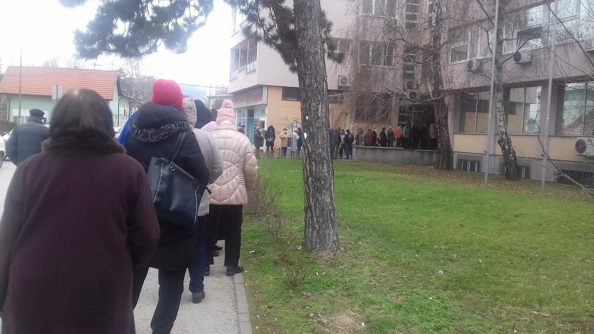 AdmirCavalic's tweet photo. 2022. godina Tuzla - ljudi na minusu  čekaju u redu da dobiju papirnu markicu za papirnu knjižicu sa ciljem dokazivanja nečega što se dokazati može jednim klikom nadležnog birokrate. https://t.co/CTvvwpUcBe