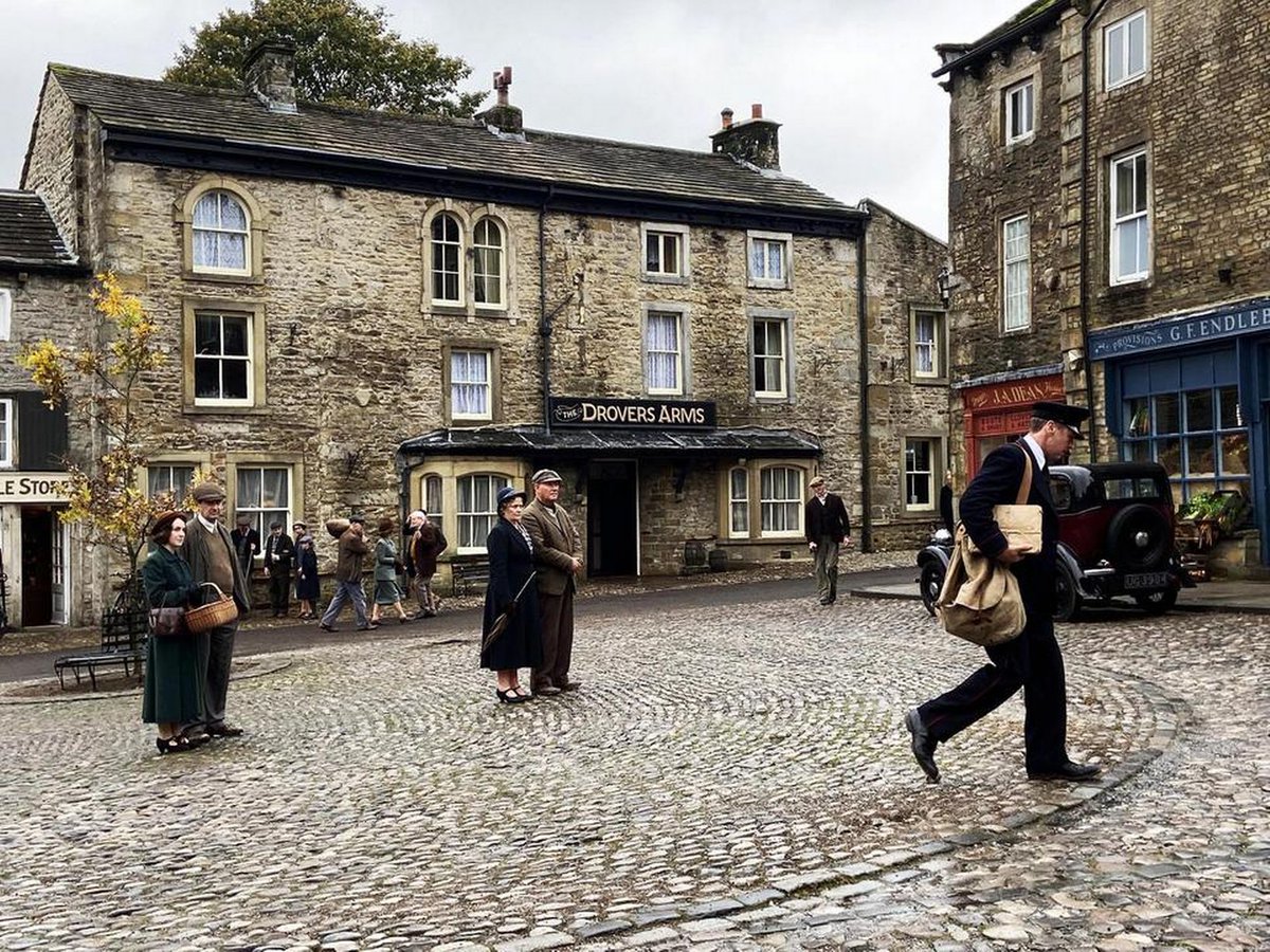 ScreenSkills (@ukscreenskills) on Twitter photo High-end TV drama in the UK is booming - looking for a way in? A key role with lots of opportunities is #LocationManager . If you want to explore what this role is and does, join our free online intro to locations with <a href="/screenyorkshire/">Screen Yorkshire</a> . Book now: bit.ly/3qbsYR0 #HETV High-end TV drama in the UK is booming - looking for a way in? A key role with lots of opportunities is #LocationManager . If you want to explore what this role is and does, join our free online intro to locations with <a href="/screenyorkshire/">Screen Yorkshire</a> . Book now: bit.ly/3qbsYR0 #HETV